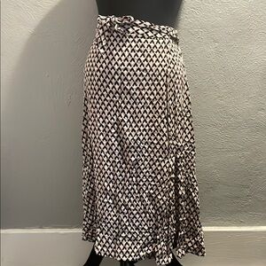 Chic Black and White Patterned Skirt